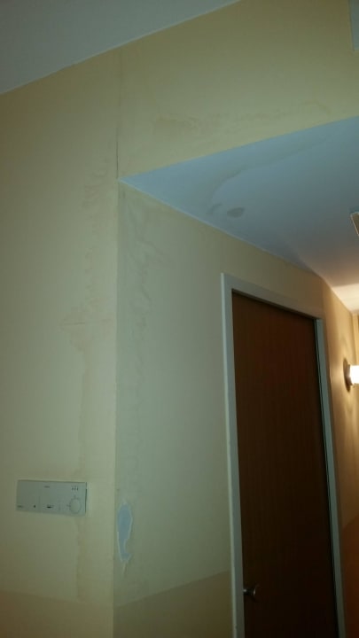 Massiver Wasserschaden Zimmer 314 bei Ankunft Holiday Inn Express Frankfurt - Airport