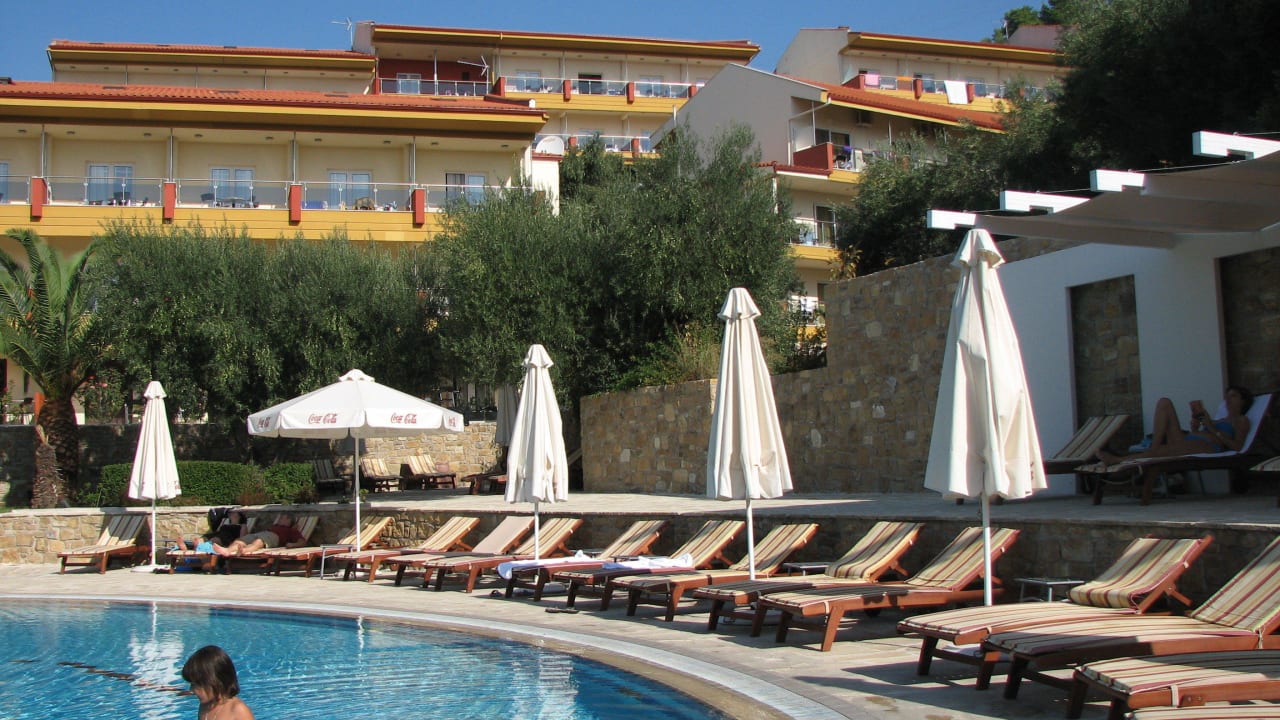 Liegen am Pool Lagomandra Hotel & Spa