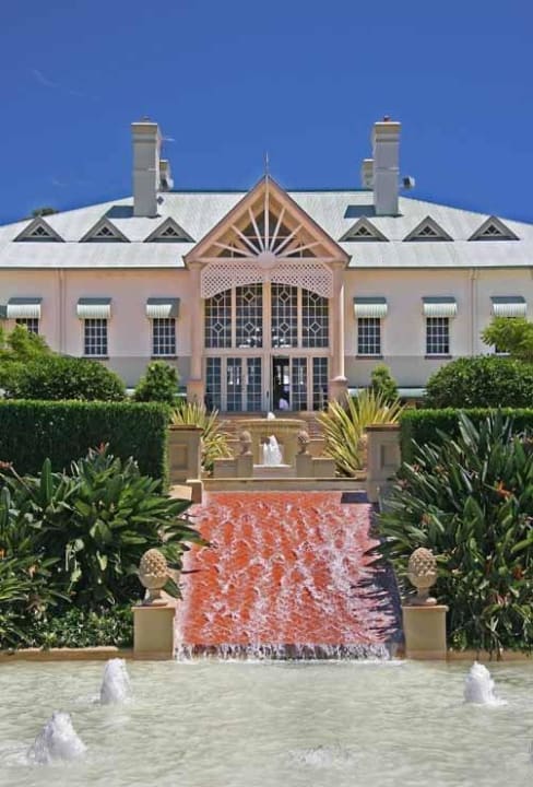 Haupteingang mit Wasserfall InterContinental Sancturay Cove Resort