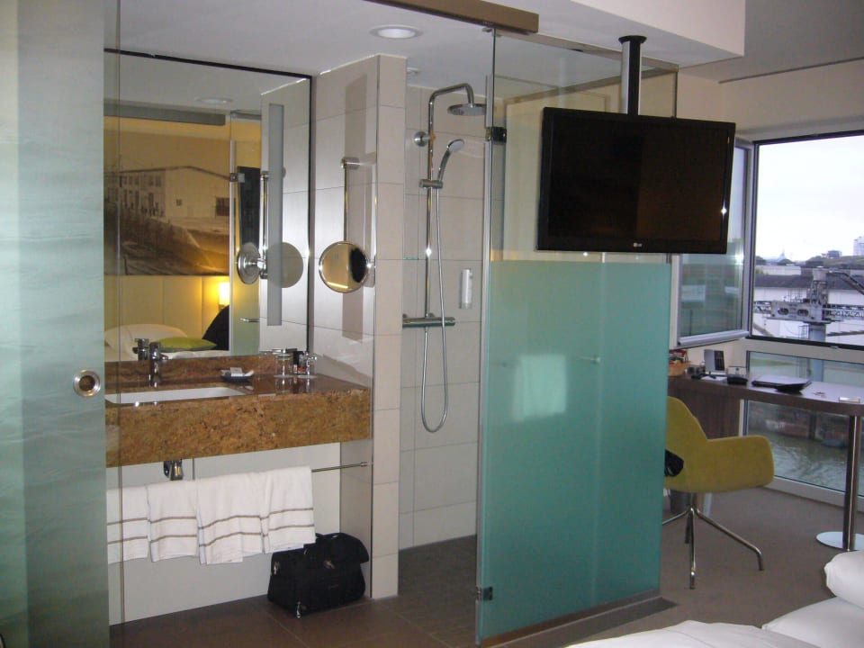 Der Fernseher hängt gefährlich im Raum. Achtung!! Best Western Hotel Bremerhaven