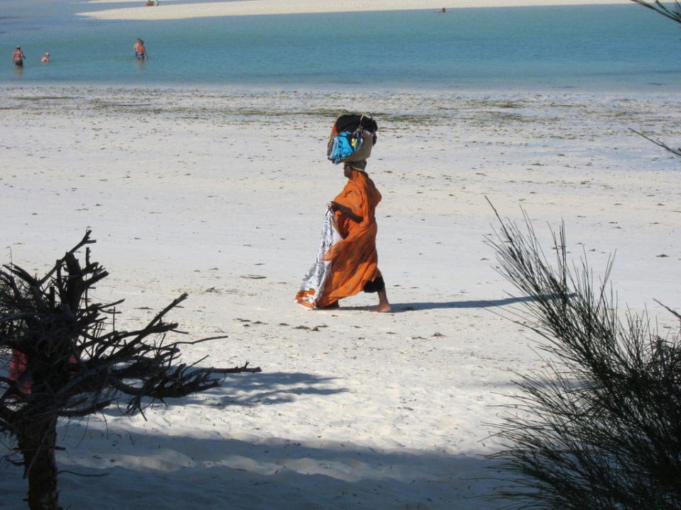 Einsame Strandverkäuferin Neptune Pwani Beach Resort & Spa