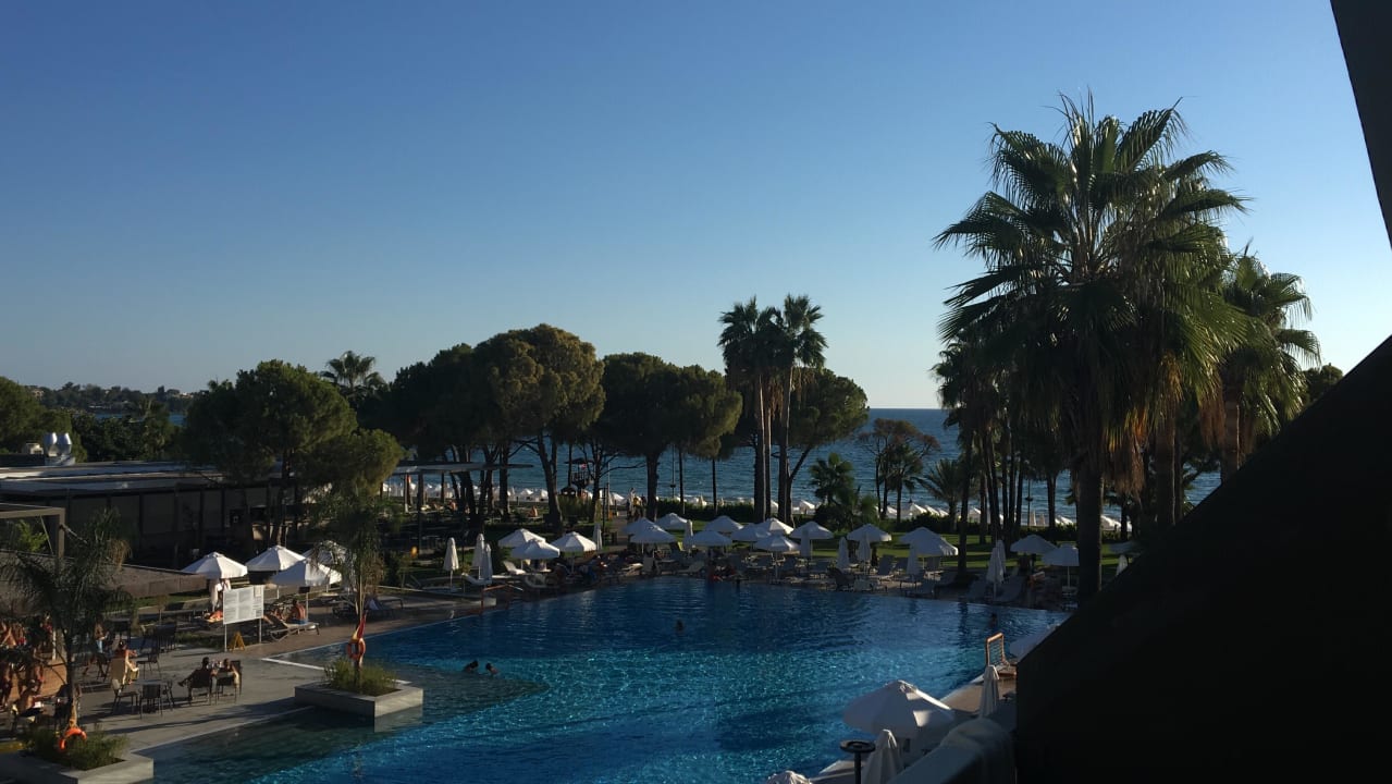 Ausblick Balkon Acanthus Cennet Barut Collection