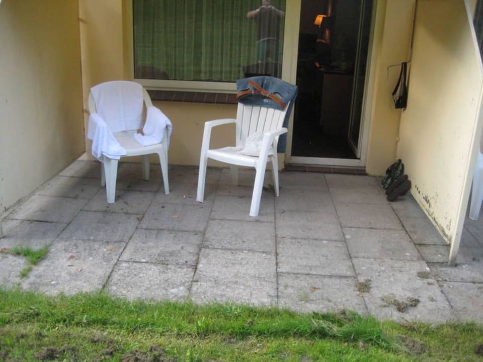 Terrassemit diversen Hinterlassenschaften Ferien Hotel Bad Malente