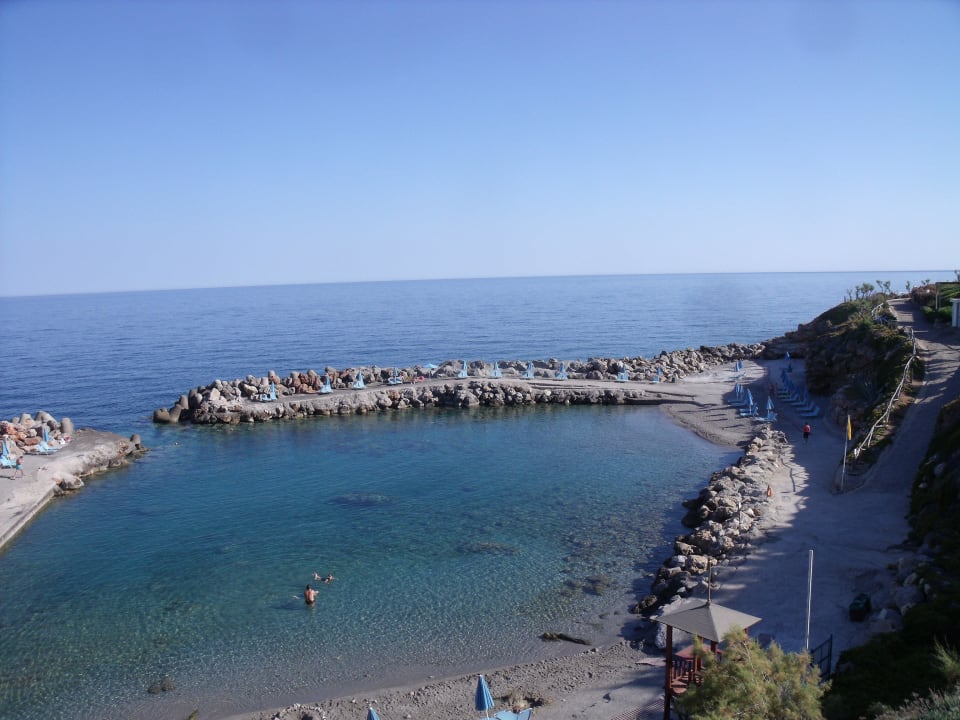 Eine Badebucht mit grobkörnigen Kies Iberostar Selection Creta Marine
