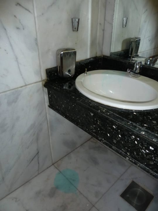 Damentoiletten ohne Seife und Toilettenpapier Desert Rose