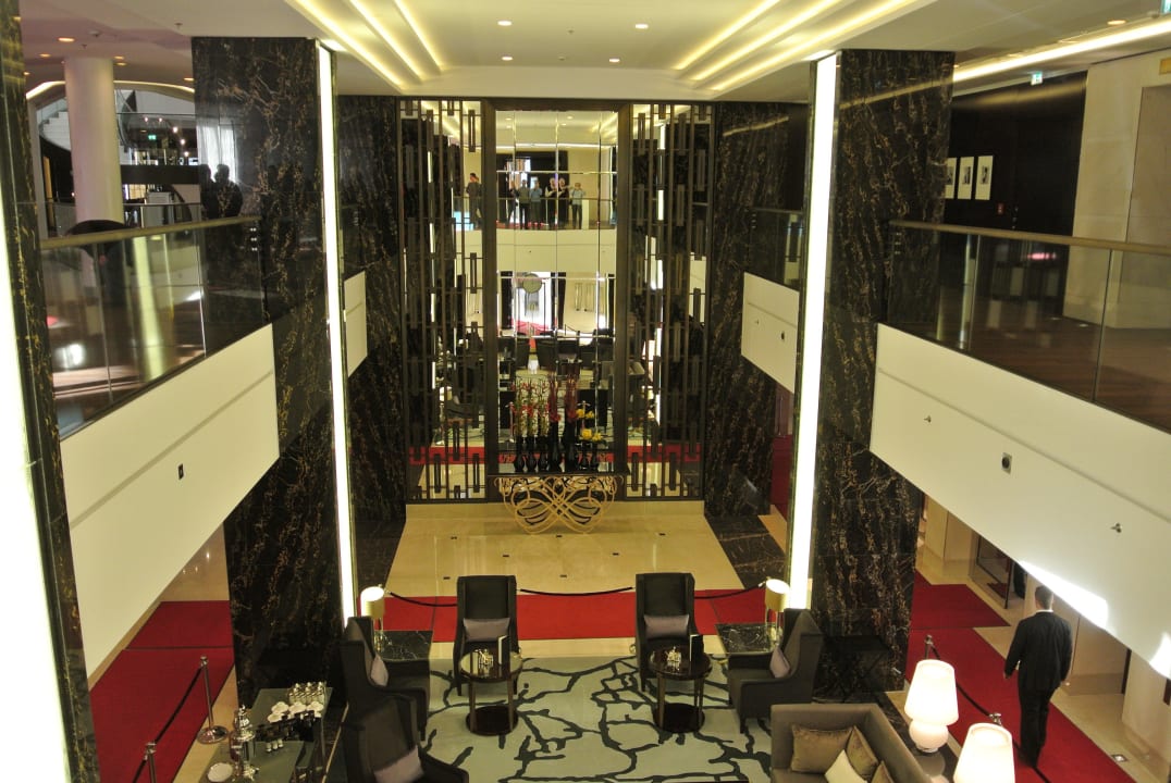 Blick in die imposante Halle Waldorf Astoria Berlin