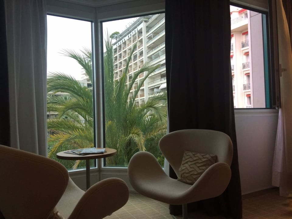 Kleiner Tisch mit zwei Stühlen und Gardenview Hotel JW Marriott Cannes