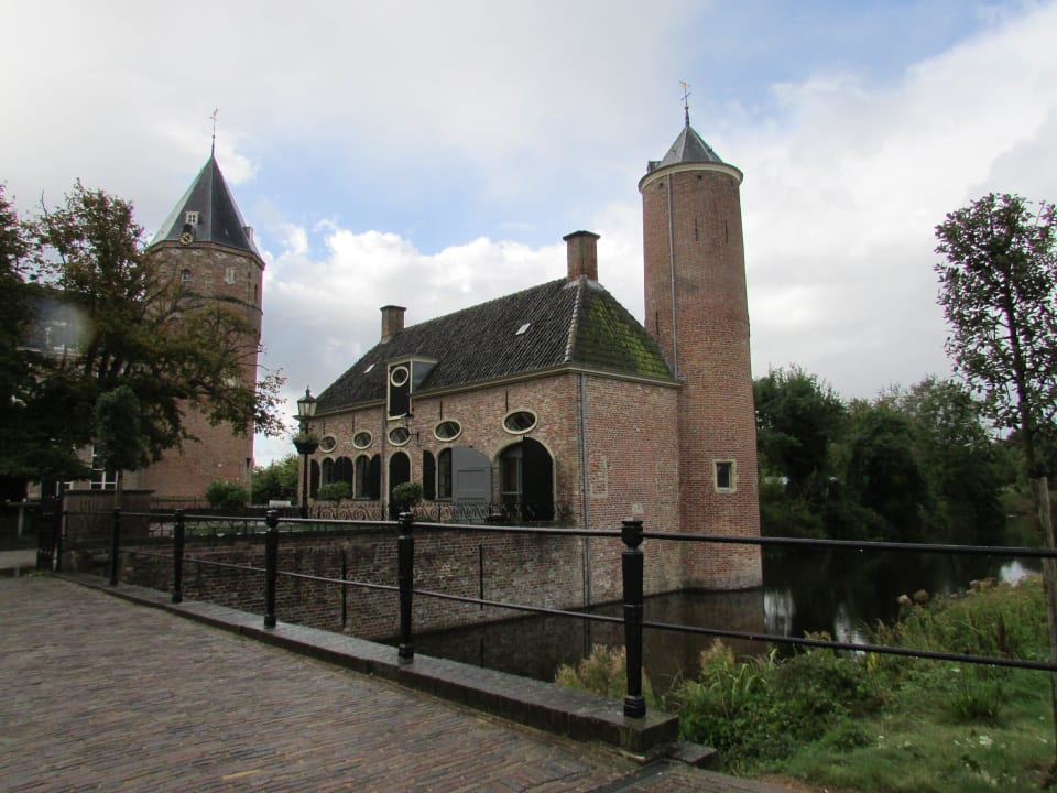 Westflügel des Schlosses Stayokay Hostel Domburg