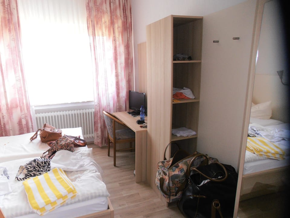 Kein Schrank, alles offen  Hotel Lahnblick