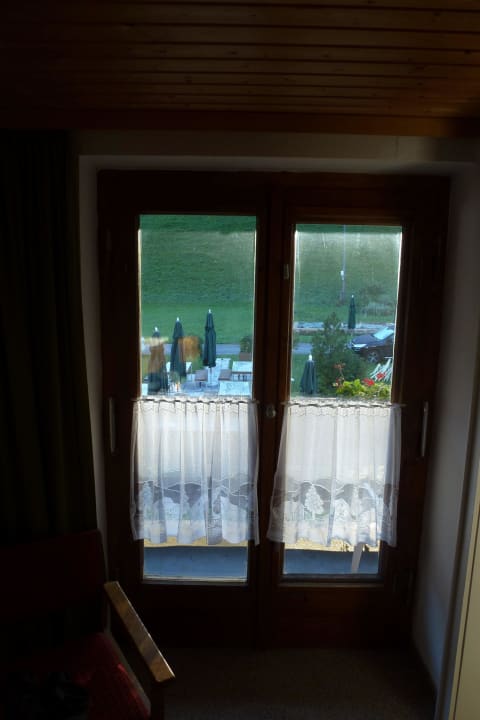 Ein- und Ausblicke ins Zimmer Landhotel Oberstdorf Gruben