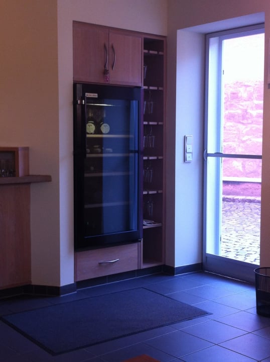 Weinschrank / Getränkeschrank im Frühstücksraum Rothweinhotel