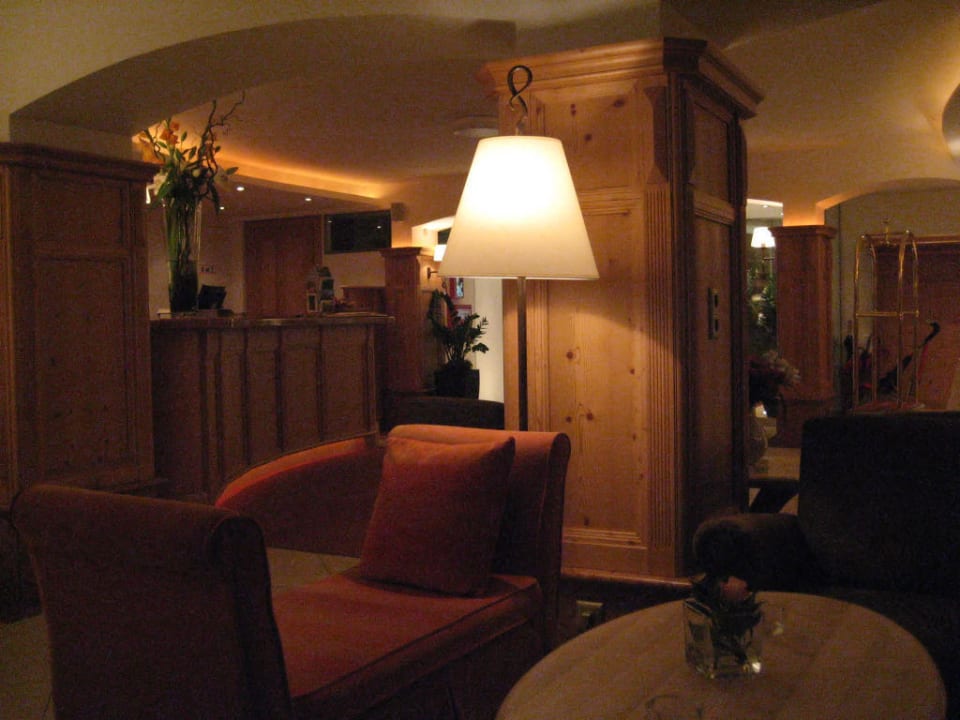 Kaiserhof, Blick von der Bar auf die Rezeption Hotel Kaiserhof Kitzbühel