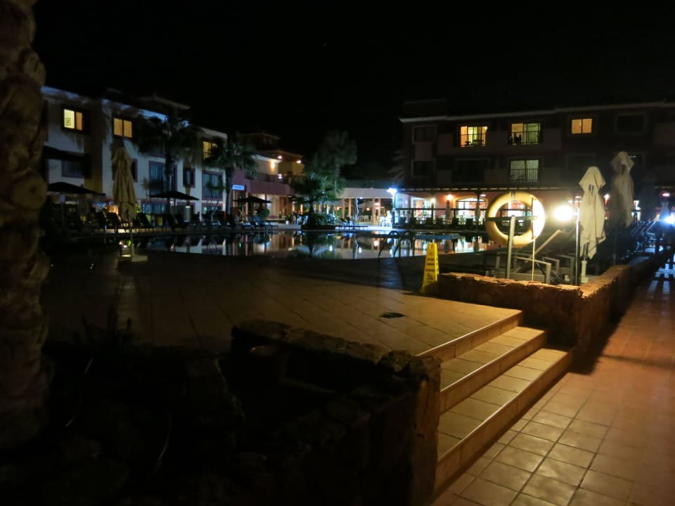 Mittlerer Pool am Abend BLUESEA Aloe Corralejo