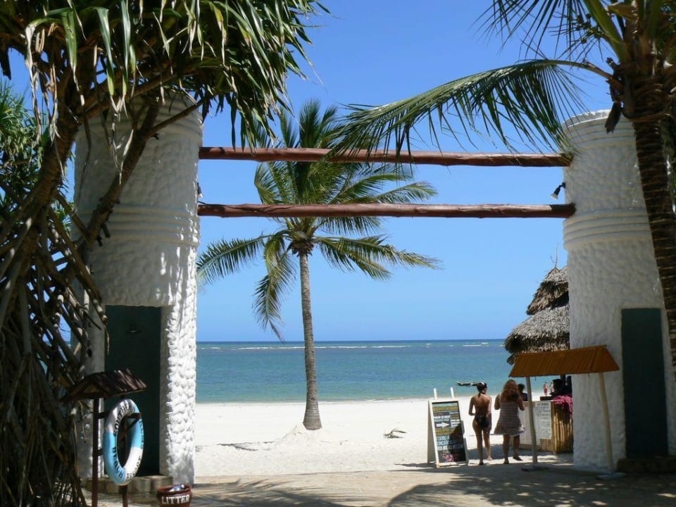 Übergang vom Hotelgarten zum Strand Hotel Southern Palms Beach Resort