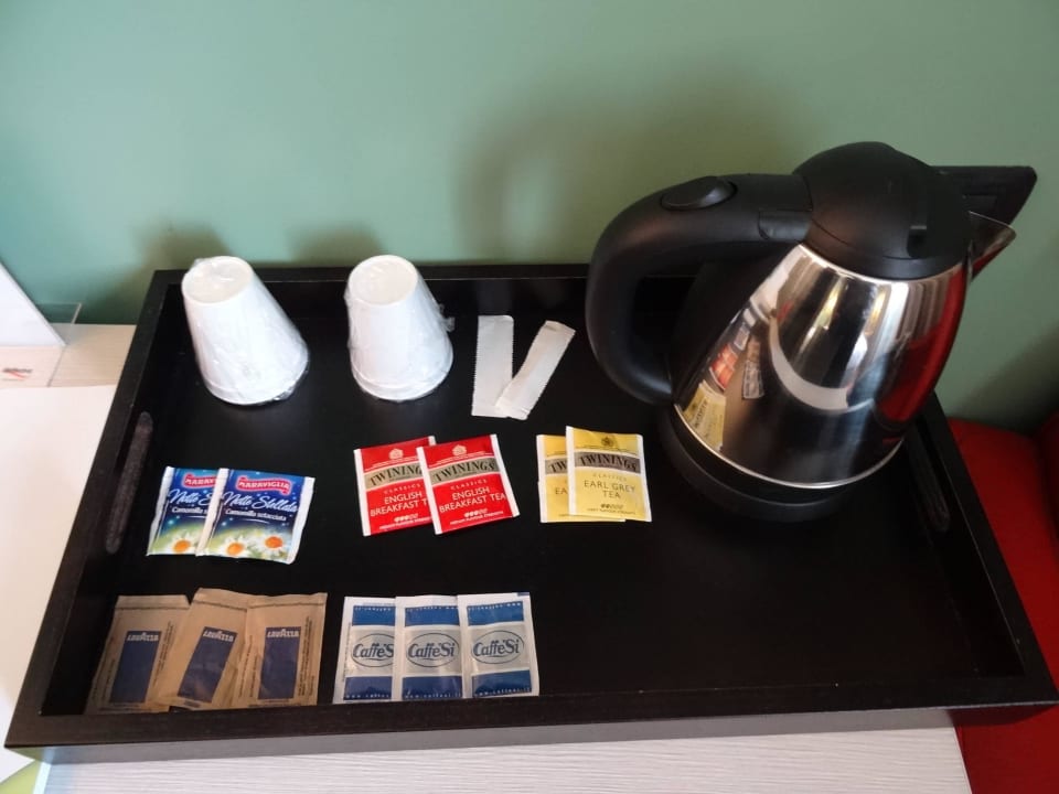 Teeauswahl und Kocher im Zimmer Klima Hotel Milano Fiere