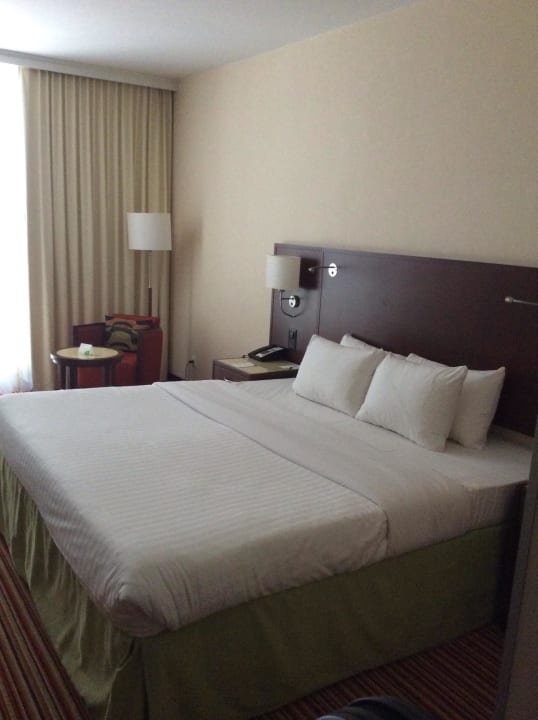 Kingsize-Bett Courtyard by Marriott Basel