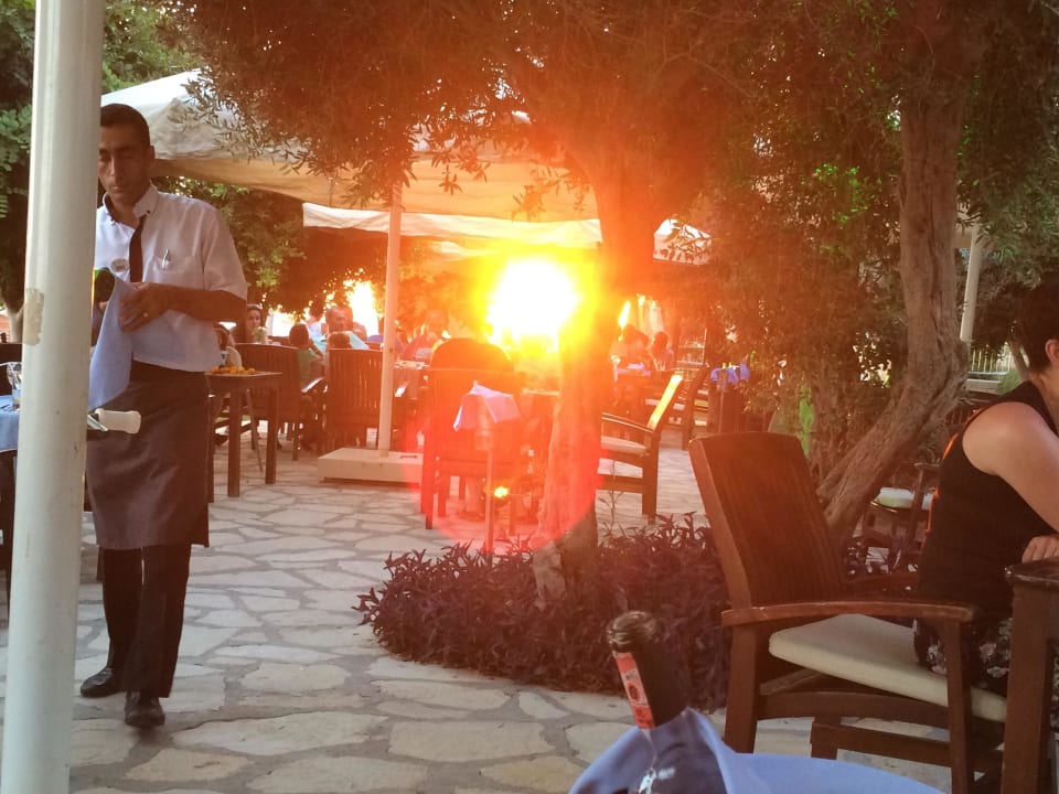 Sonnenuntergang an Strandbar Melas Resort Hotel