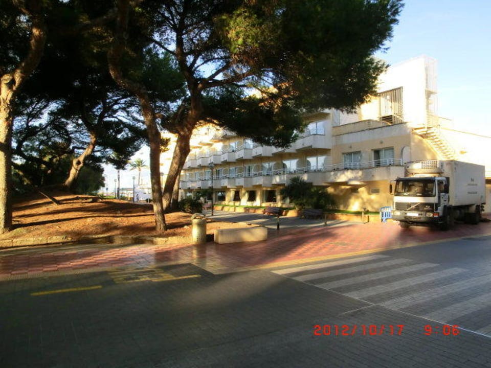 Hotel von der Bushaltestelle aus Grupotel Acapulco Playa - Adults Only