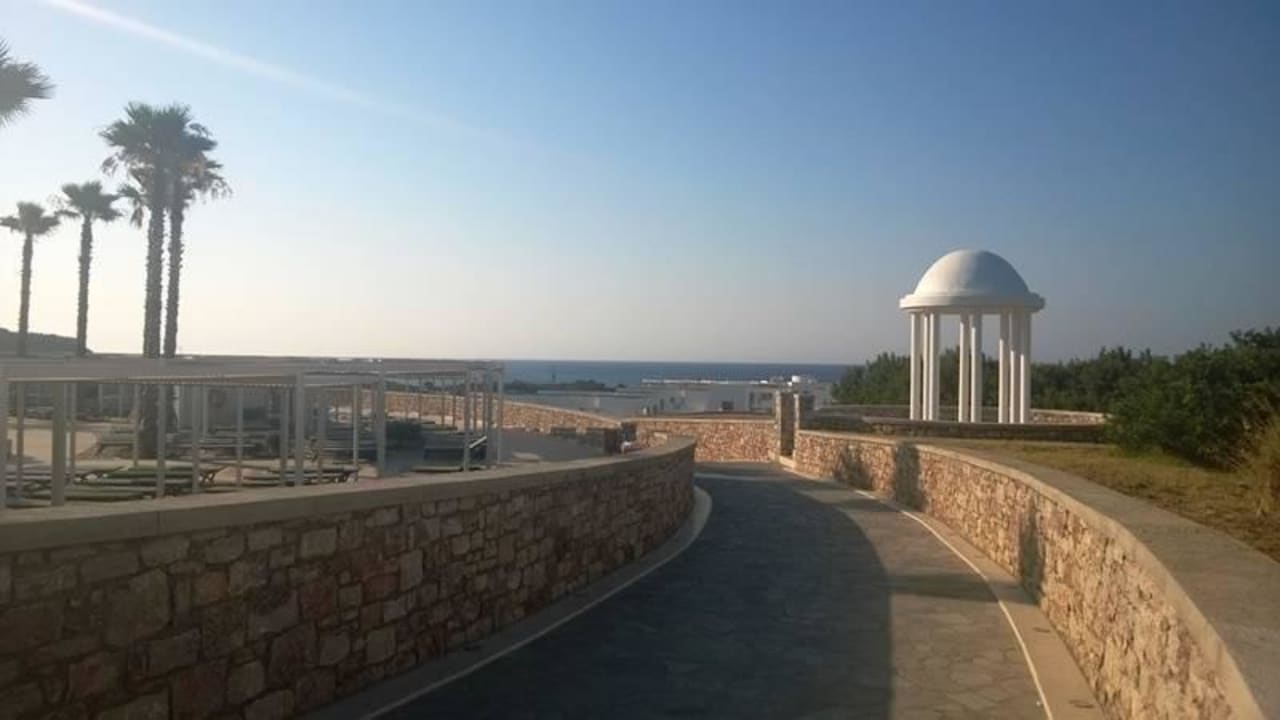 Weg zu unteren Bungalows und Strand Atlantica Plimmiri