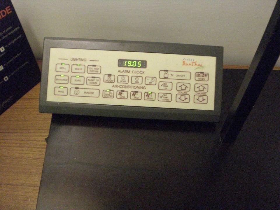 eigenwilliges Bedienfeld DoubleTree by Hilton Phuket Banthai Resort