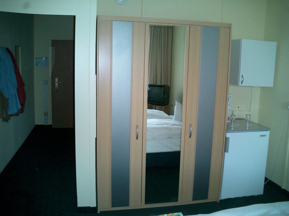 Eingang/Schrank/Kühlschrank Days Inn Leipzig City Centre