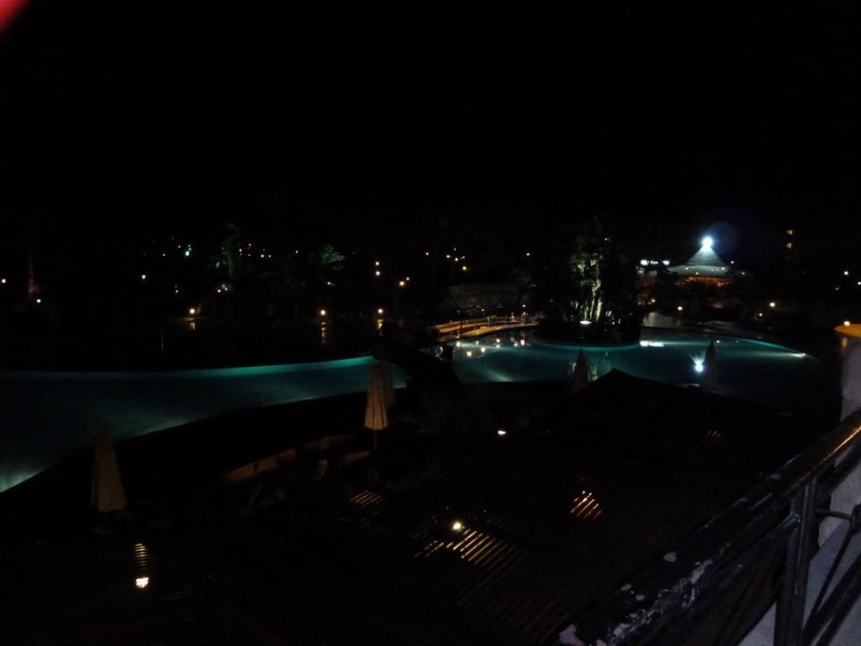 Pool am späten Abend Brayka Bay Resort