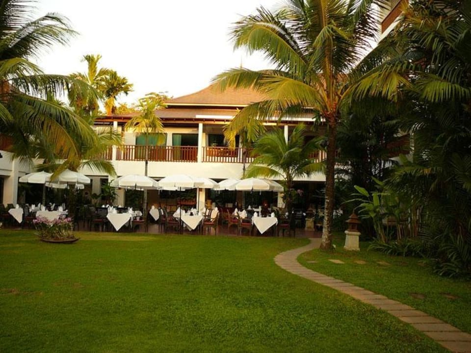 Blick auf das Restaurant Hotel Naithonburi Beach Resort