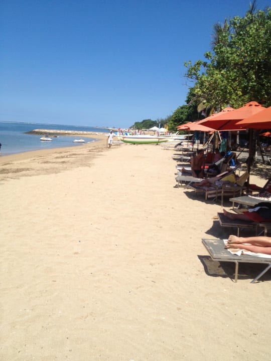 Strand bei Flut Segara Village Hotel