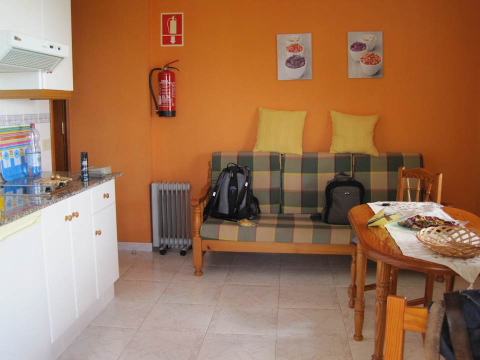 Wohnzimmer mit Küchenzeile Apartments La Rivera II