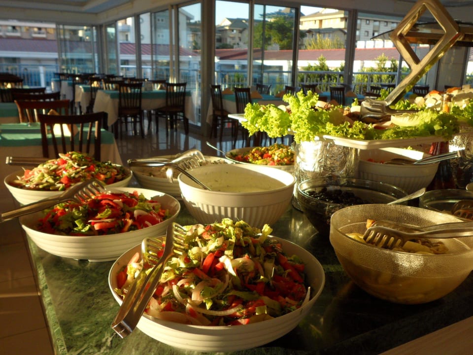 Zahlreiche Salatschüsseln laden zum Probieren ein Sun Club Hotel