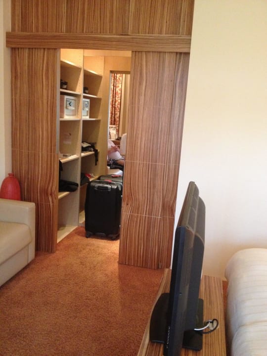 Begehbarer Schrank und TV am Fußende des Bettes BollAnts Spa im Park