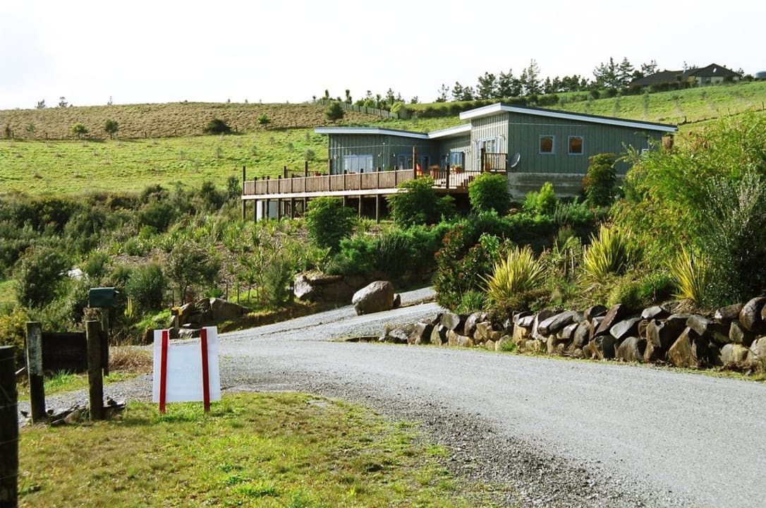 Die Lodge liegt auf einem Hügel Puketiti Lodge