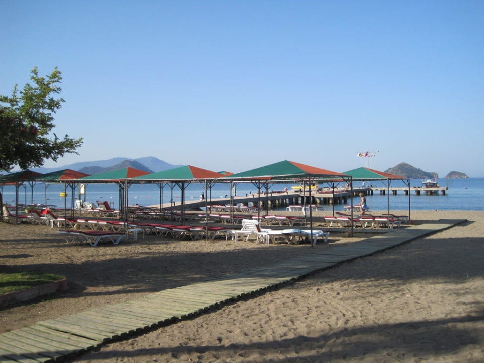 Bick auf den Steg und die Liegeflächen am Meer Club Tuana Fethiye