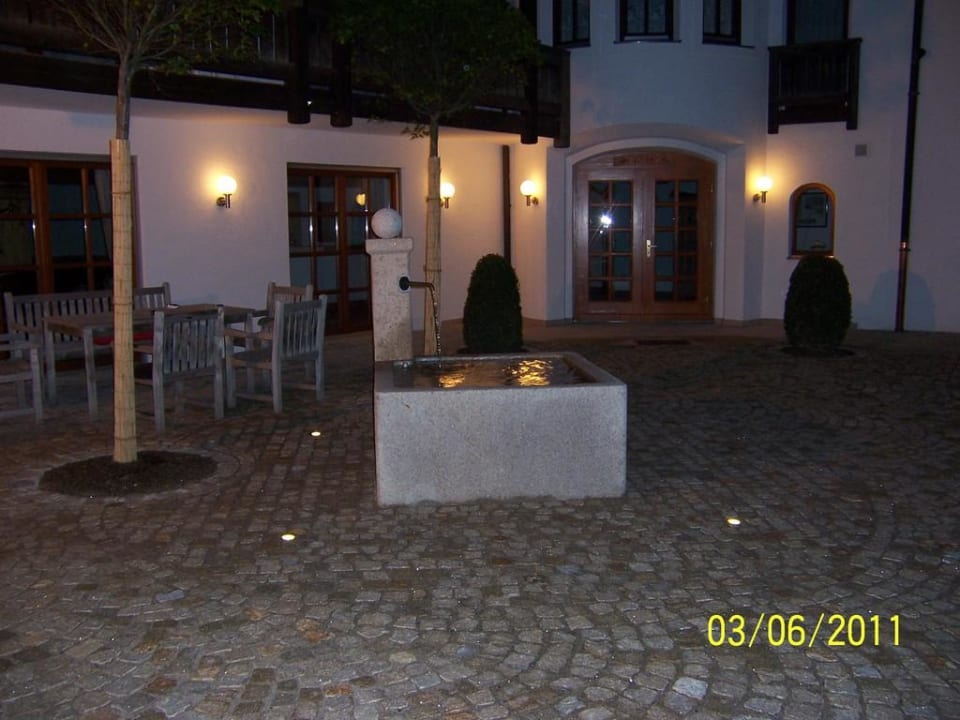 Neuer Innenhof am Abend Hotel Christiane