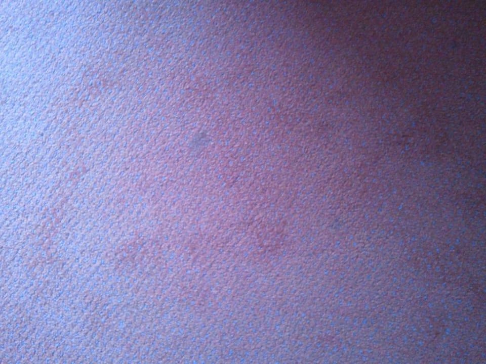 Noch mehr Teppichflecken vor Tisch im "Komfort"zim Kurhaus Klement