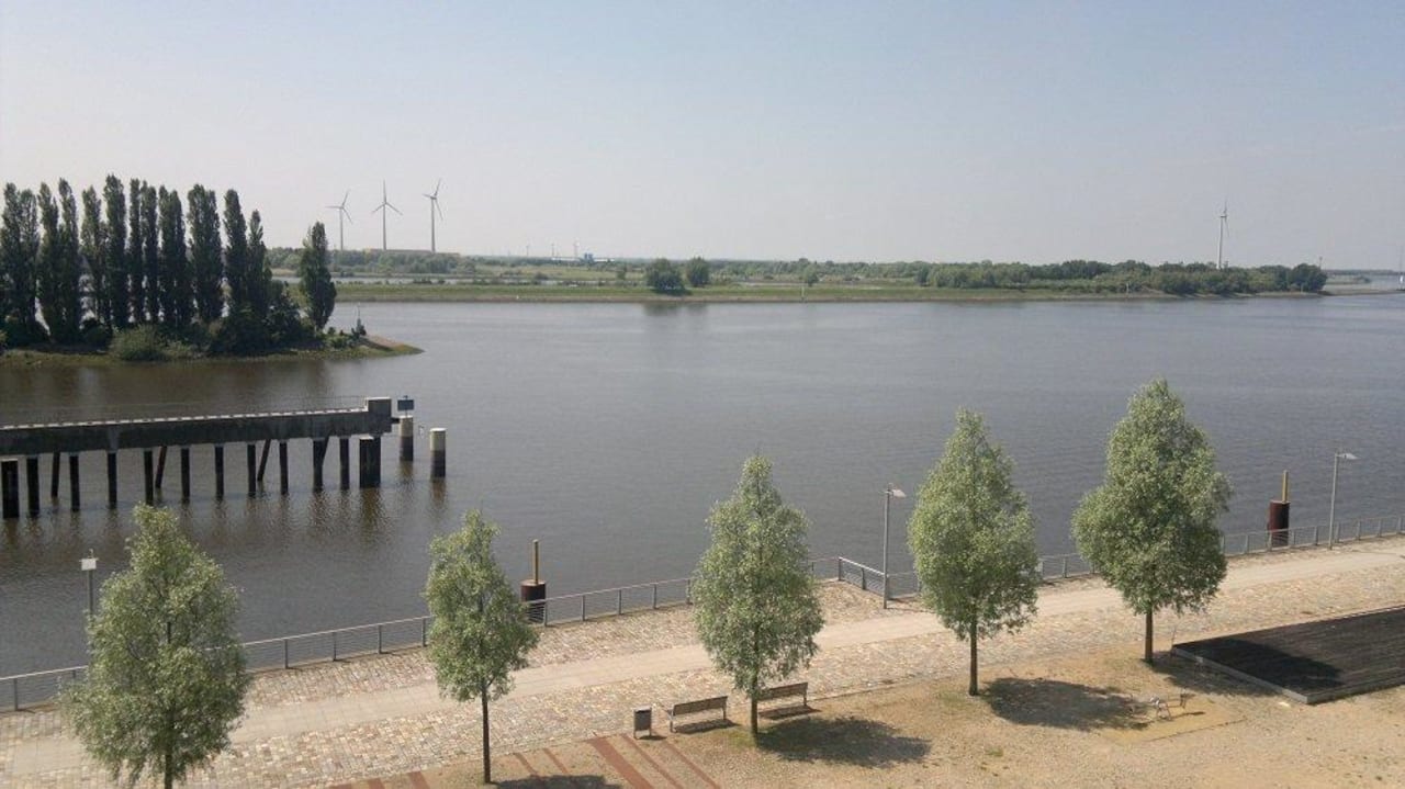 Der Blick auf die Weser INNSIDE by Meliá Bremen