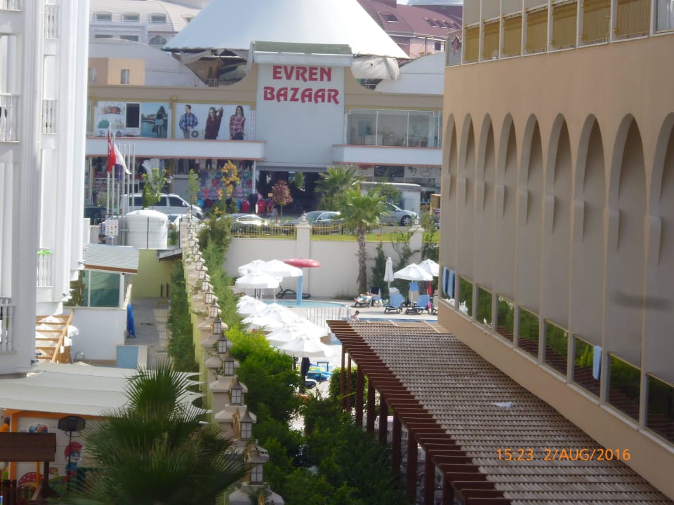 Linke Seite Nachbarhotel, rechte Seite Ruhepool  Well Palace Side