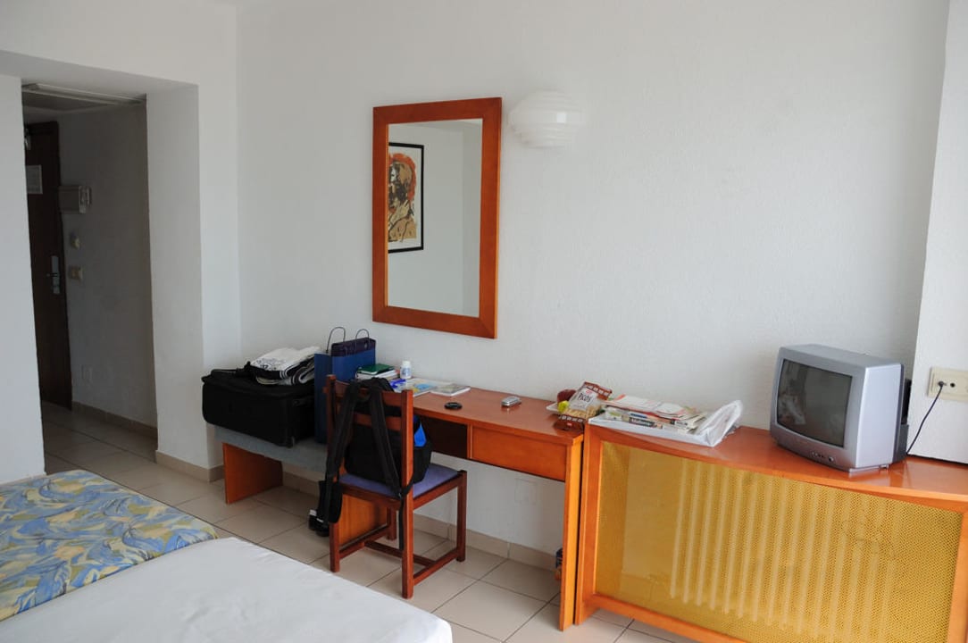 Zimmer 516 - TV und Mobiliar BQ Apolo Hotel