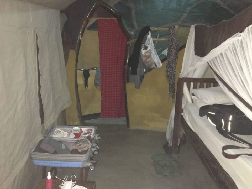 Hinter dem roten Vorhang gehts zum Bad Lake Natron Tented Camp