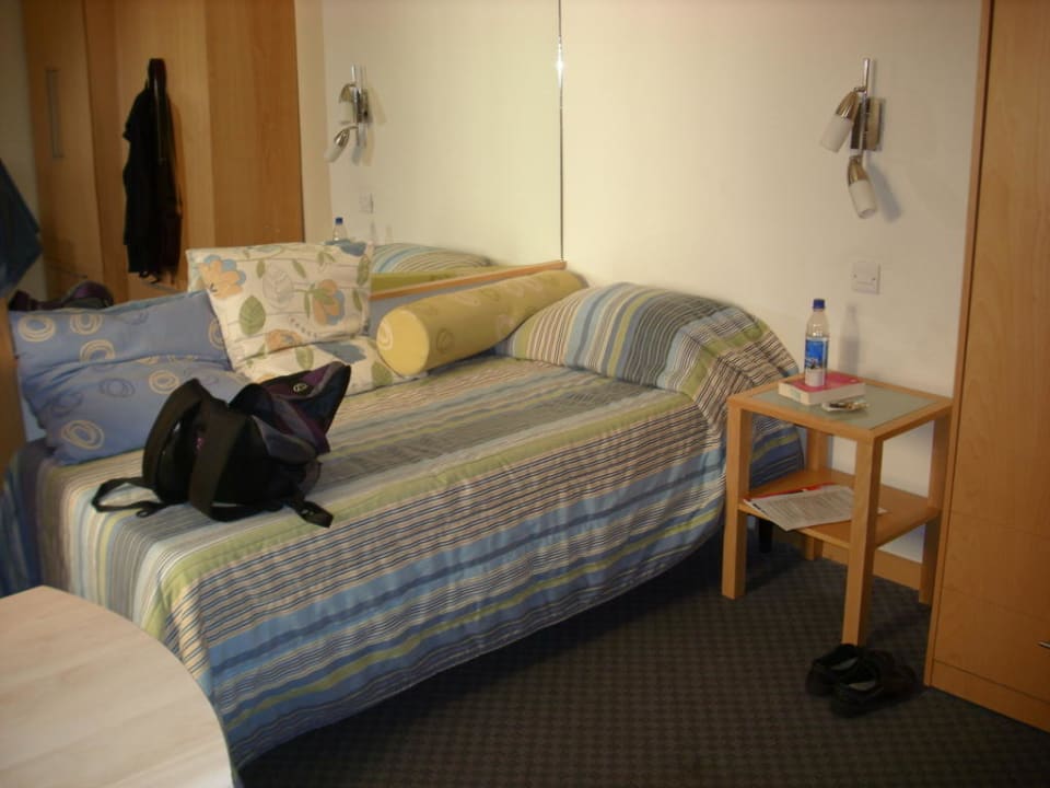 Bett und Nachttisch  Days Inn Hotel & Residence