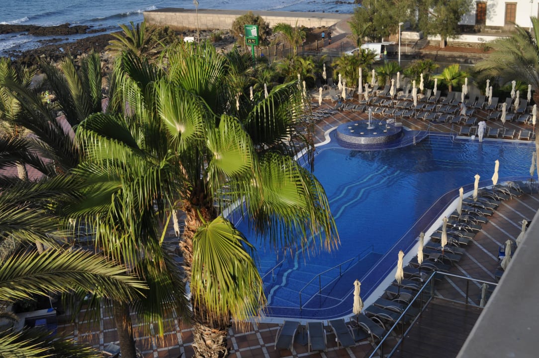 Ausblick vom Zimmer 1319 auf den Pool Hotel Faro, a Lopesan Collection Hotel