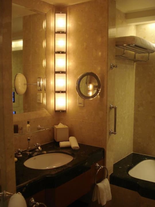 Badezimmer mit dimmbarer Beleuchtung Hotel The Peninsula Bangkok