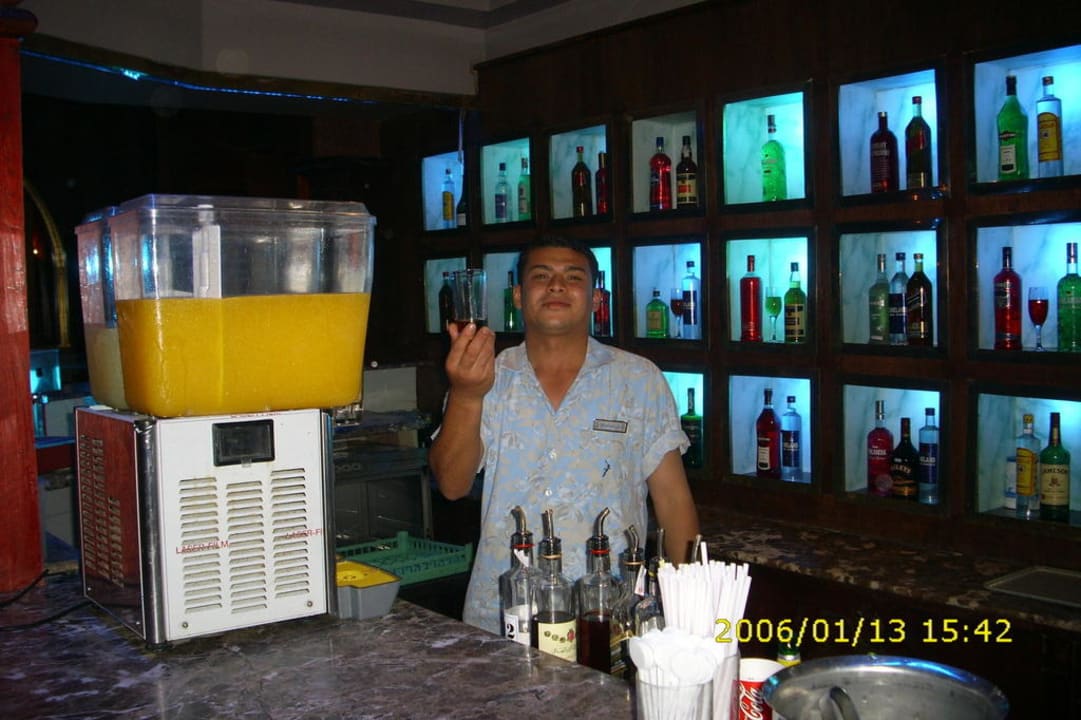 Ein Kellner der Disco Pickalbatros Alf Leila Wa Leila Resort - Neverland Hurghada
