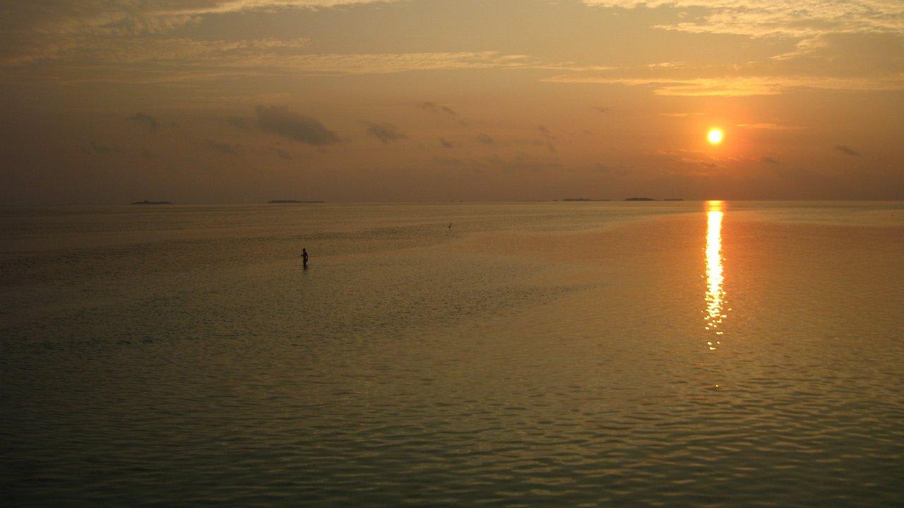 Sonnenuntergang bei den Wasserbungis Vilamendhoo Island Resort & Spa