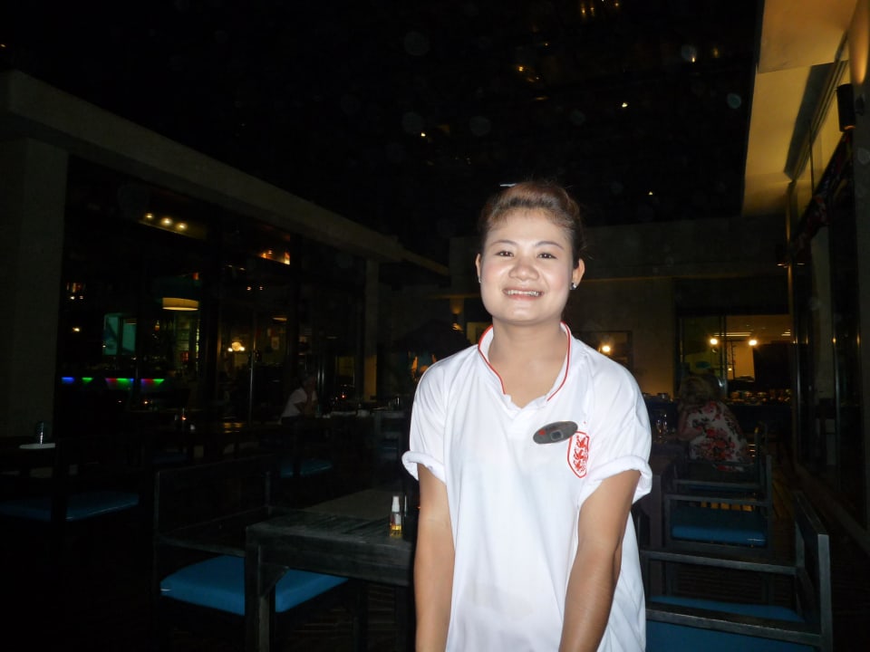 Eine der Bedienungen Ramada Resort by Wyndham Khao Lak