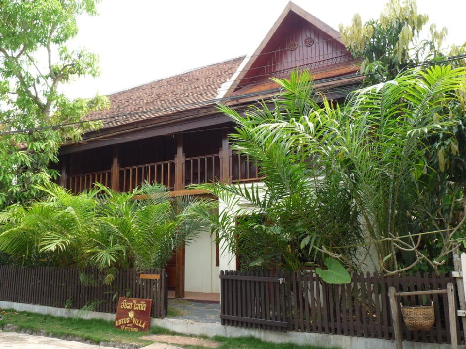 Vor dem Hotel Hotel Lotus Villa