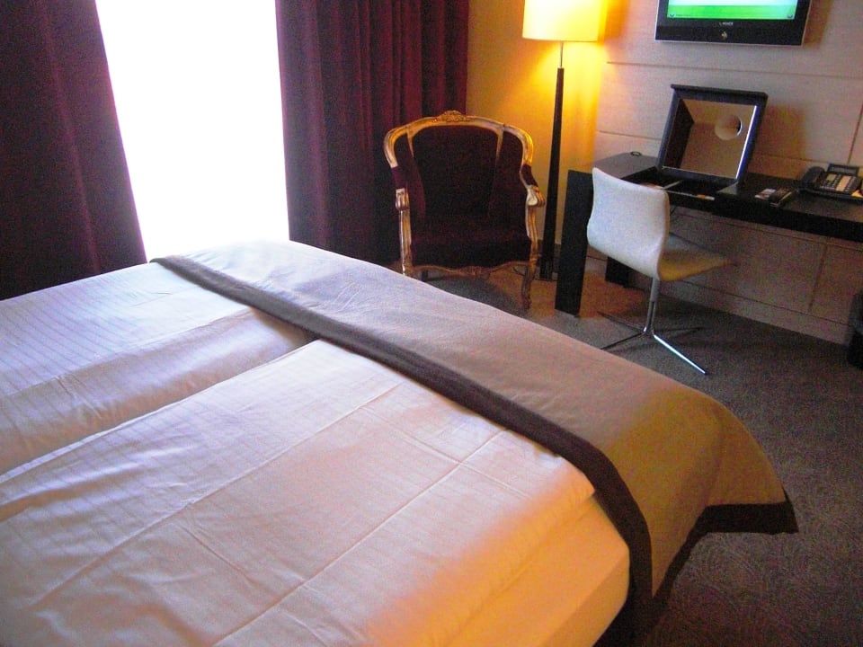 Schreibtisch, Fernseher und Sitzgelegenheit Lindner Hotel Vienna Am Belvedere, part of JdV by Hyatt