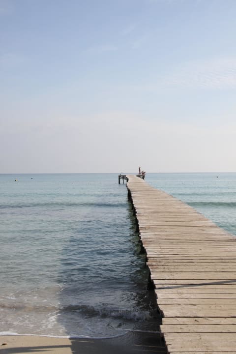 Steg am Hotelstrand hier hält das Ausflugsschiff Grupotel Alcudia Pins