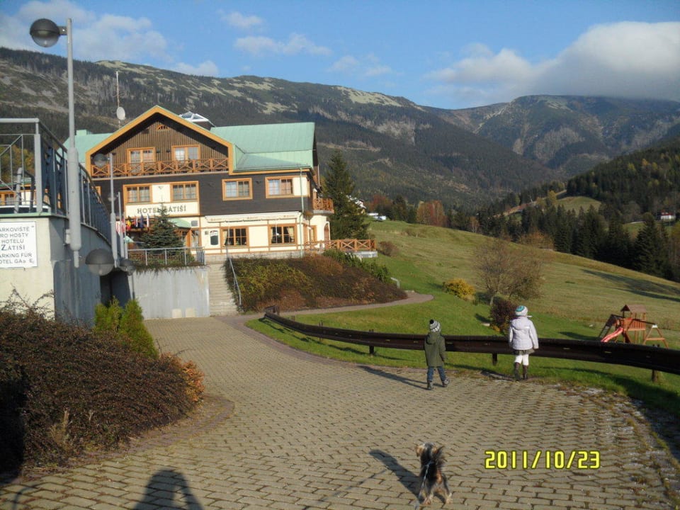 Sicht von der kleinen Straße aus Hotel Zatisi