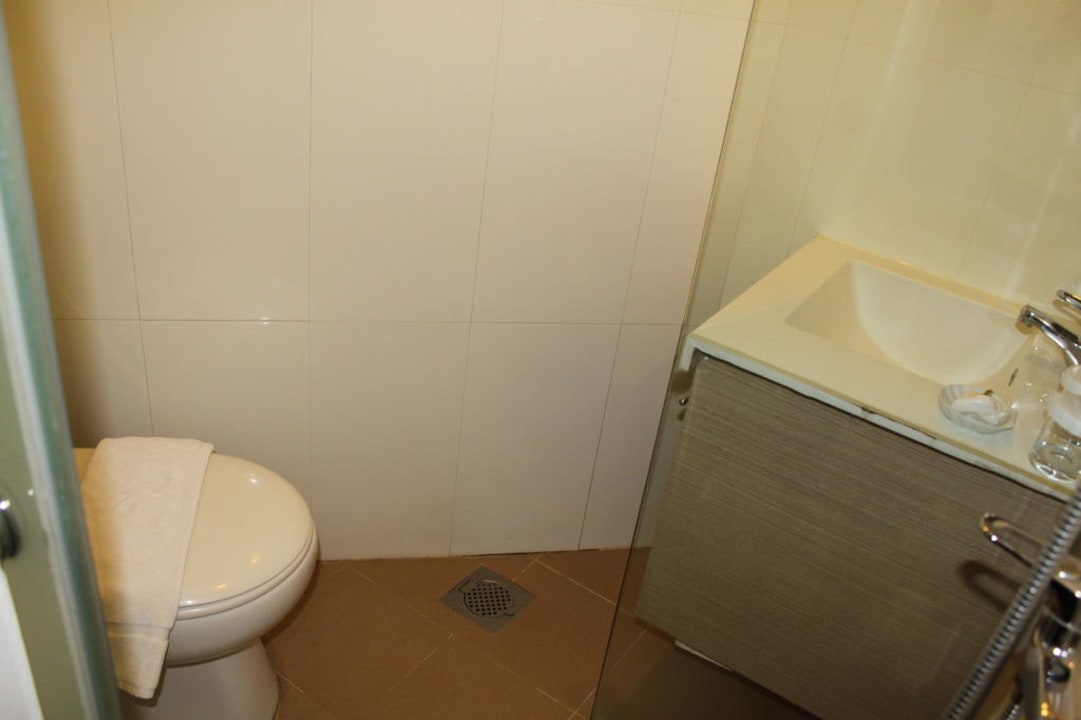 Sehr kleines Badezimmer Hotel Aqueen Balestier